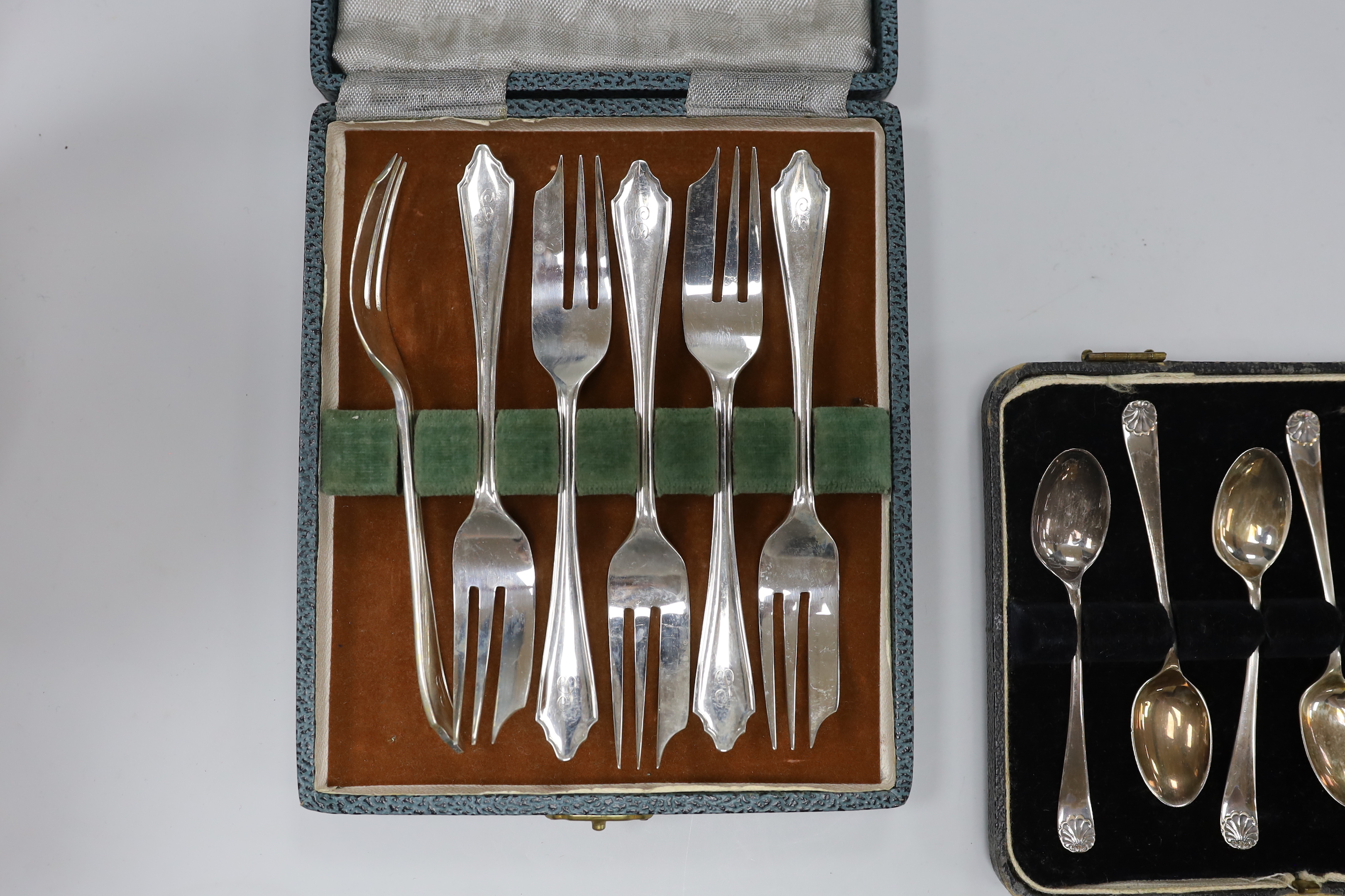 A mixed collection of silver items to include a George V teapot by Viners Ltd, a hot water pot, Victorian cream jug. christening mug, napkin rings and cased sets of teaspoons and pastry forks.